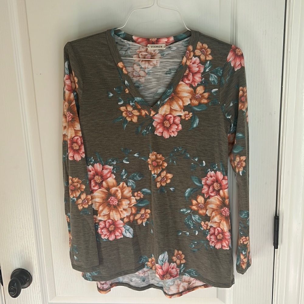 Viamor Gray floral soft top v-neck with flowers
